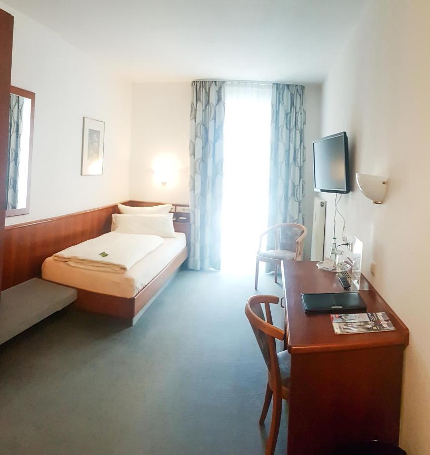 Hotel Loewen Меккенбойрен Экстерьер фото