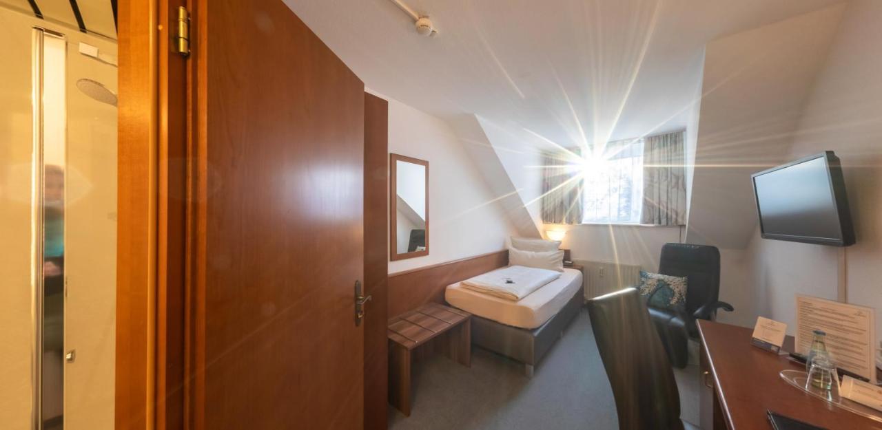Hotel Loewen Меккенбойрен Экстерьер фото