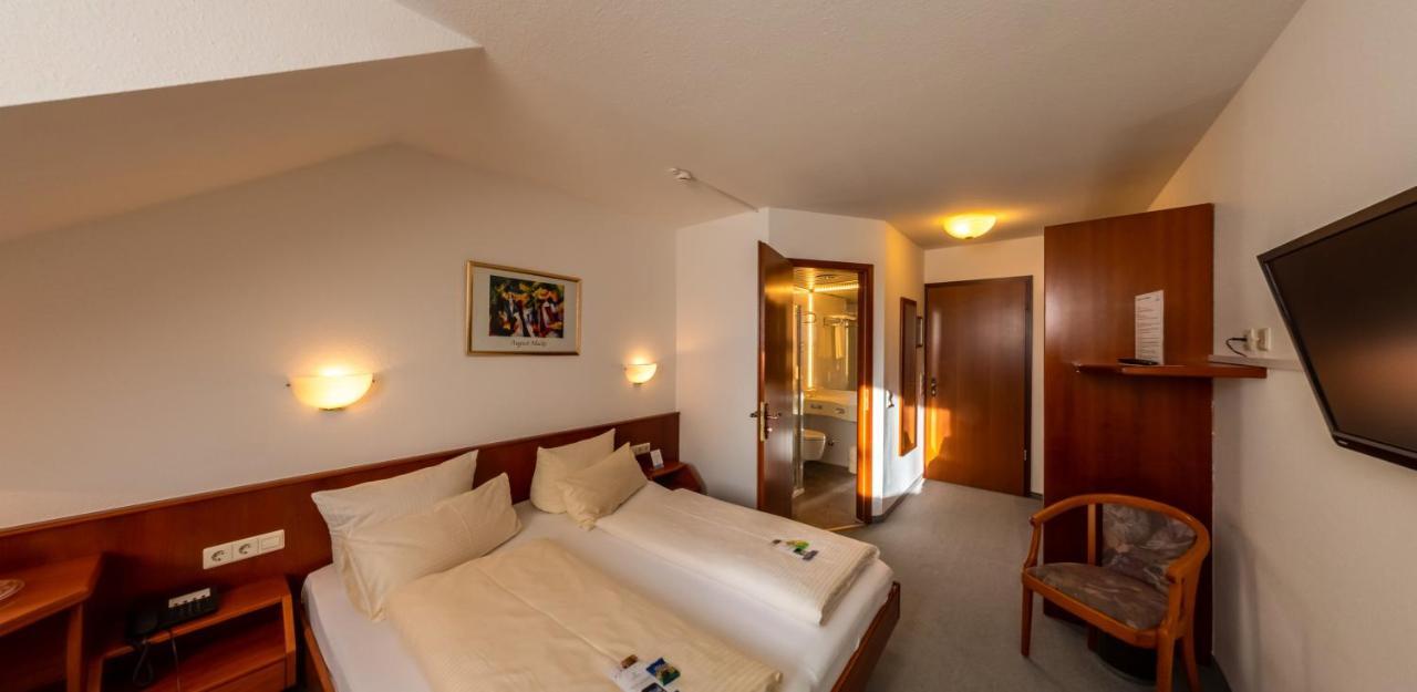 Hotel Loewen Меккенбойрен Экстерьер фото