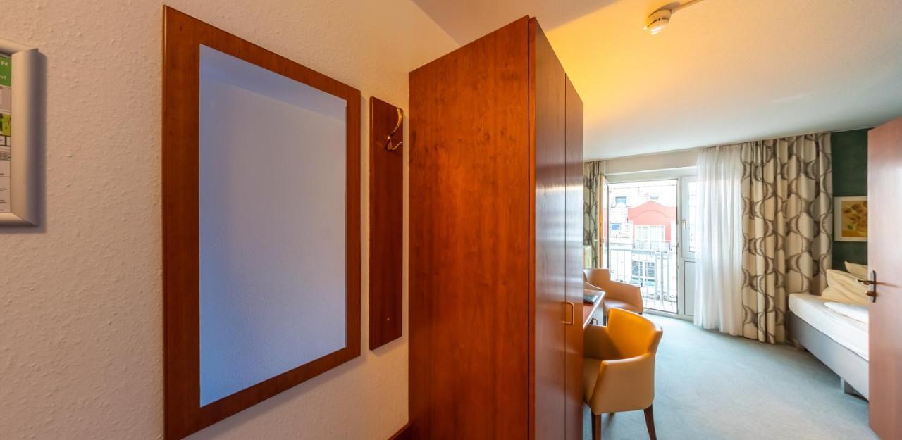Hotel Loewen Меккенбойрен Экстерьер фото