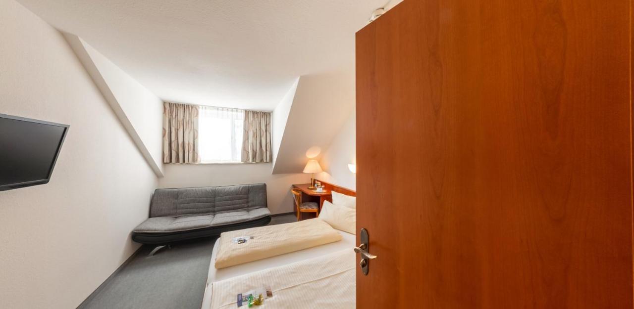 Hotel Loewen Меккенбойрен Экстерьер фото