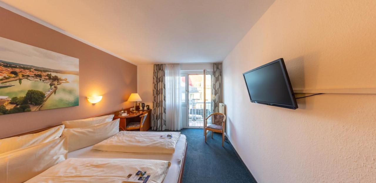Hotel Loewen Меккенбойрен Экстерьер фото