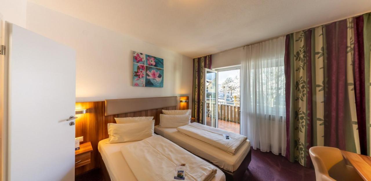 Hotel Loewen Меккенбойрен Экстерьер фото