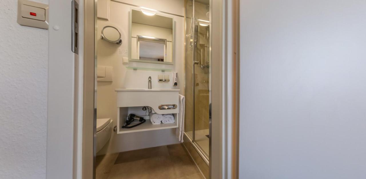 Hotel Loewen Меккенбойрен Экстерьер фото