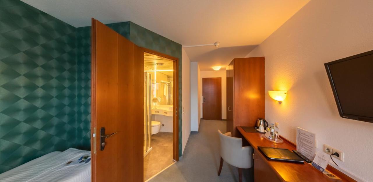 Hotel Loewen Меккенбойрен Экстерьер фото