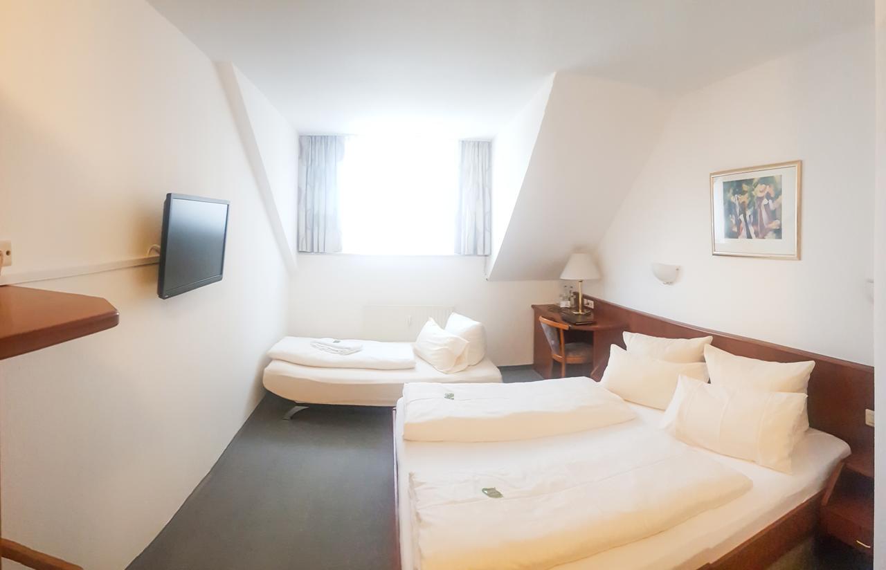 Hotel Loewen Меккенбойрен Экстерьер фото