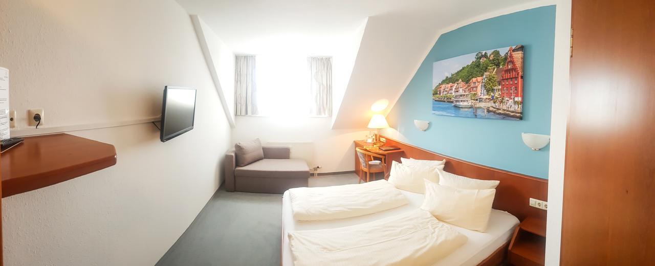 Hotel Loewen Меккенбойрен Экстерьер фото