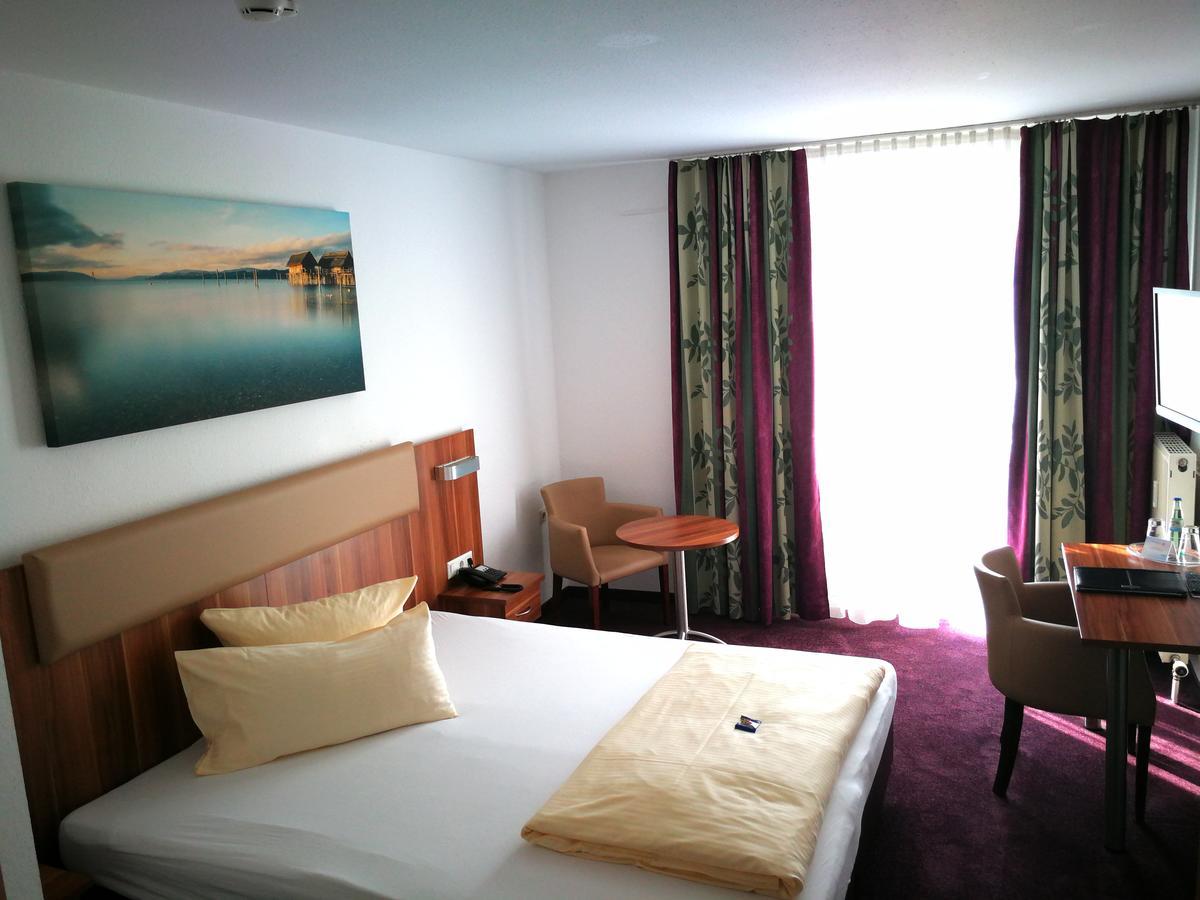 Hotel Loewen Меккенбойрен Экстерьер фото