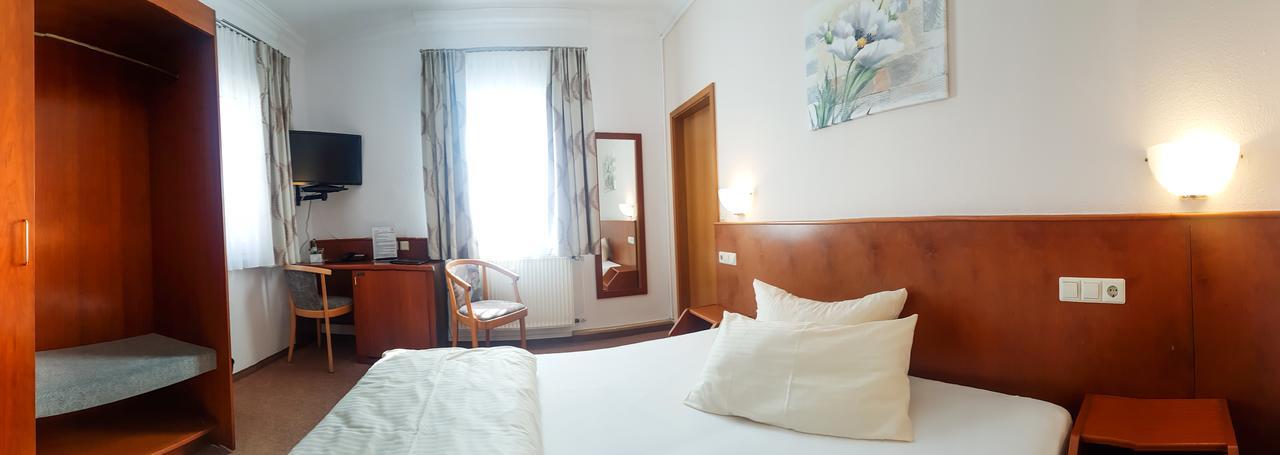 Hotel Loewen Меккенбойрен Экстерьер фото