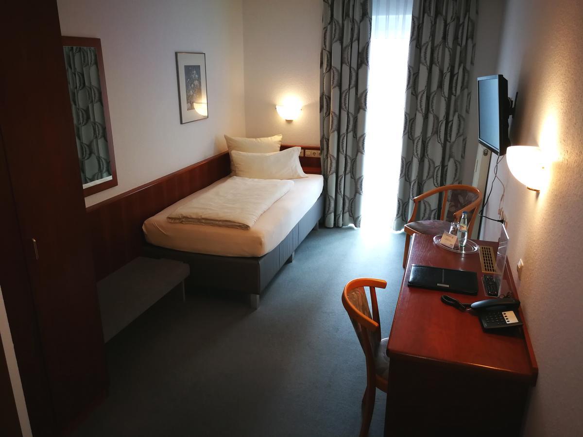 Hotel Loewen Меккенбойрен Экстерьер фото